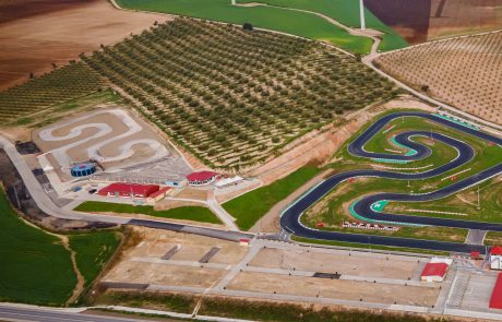 Restaurante y Terraza panorámica con vistas a Pista de Competición